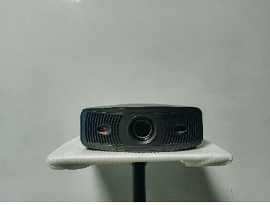 Fully enclosed autofocus 4K cinema-grade projector.Family, outdoor, dormitory, private luxury video hall is the first choice